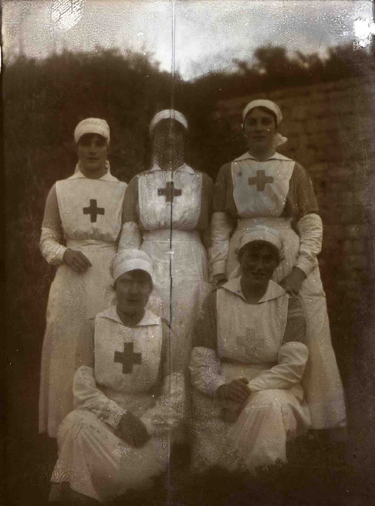1915c CROIL & MITCHELL FAMILY ca 1900 - 1916 Chrissy M. Croil (m Vlasto) far left with fellow British VADs in WWl 01.jpg